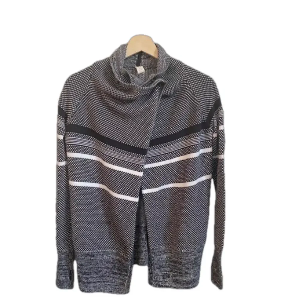 Girls Ivivva by Lululemon knit cardigan Sweater Black White size 12 100% cotton - Picture 1 of 11